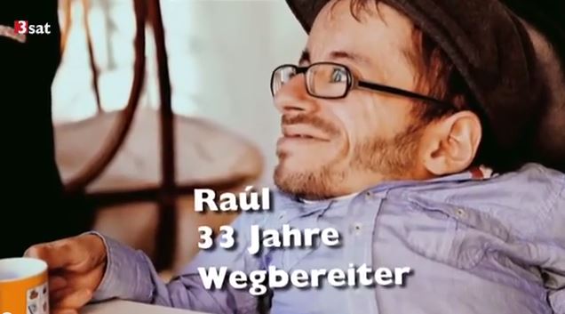 Standbild eines 3sat Beitrages, auf dem Raul Krauthausen zu sehen ist. Eine Schrift zeigt "Raul, 33 Jahre, Wegbereiter"