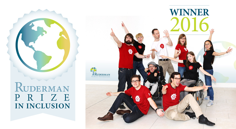 Ein Sozialhelden-Gruppenbild mit dem Rudermann-Preis im Hintergrund