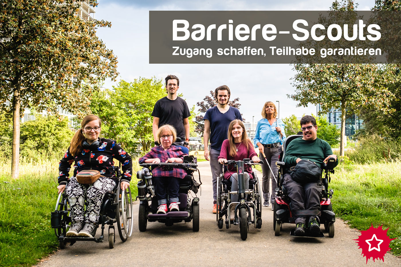 Im Bild sind mehrere Personen zu sehen. Vier fahren einen Rollstuhl, eine Person benutzt einen Langstock. Über den Personen steht die Überschrift: "Barriere-Scouts. Zugang schaffen, Teilhabe garantieren."