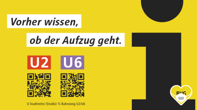Grafik mit BVG-gelben Hintergrund. Am rechten Rand ein großes "kleines I" in schwarz. Links daneben der Text: "Vorher wissen, ob der Aufzug geht." Darunter das Logo der U-Bahnlinie 2 und 6. Unterhalb der Logos sind QR-Codes abgebildet. Darunter der Text: "U Stadtmitte (Straße) Bahnsteig U2 und U6."