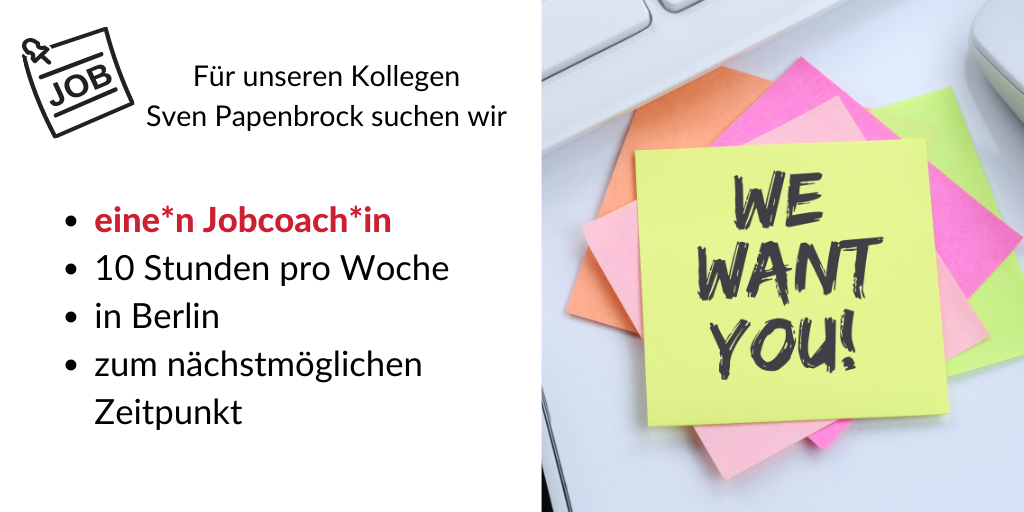 Links der Text: "Für unseren Kollegen Sven Papenbrock suchen wir eine*n Jobcoach*in, 10 Stunden pro Woche, in Berlin, zum nächstmöglichen Zeitpunkt". Rechts ein Foto von bunten Post-its auf einem Schreibtisch. Auf dem obersten Zettel steht "We want you!"