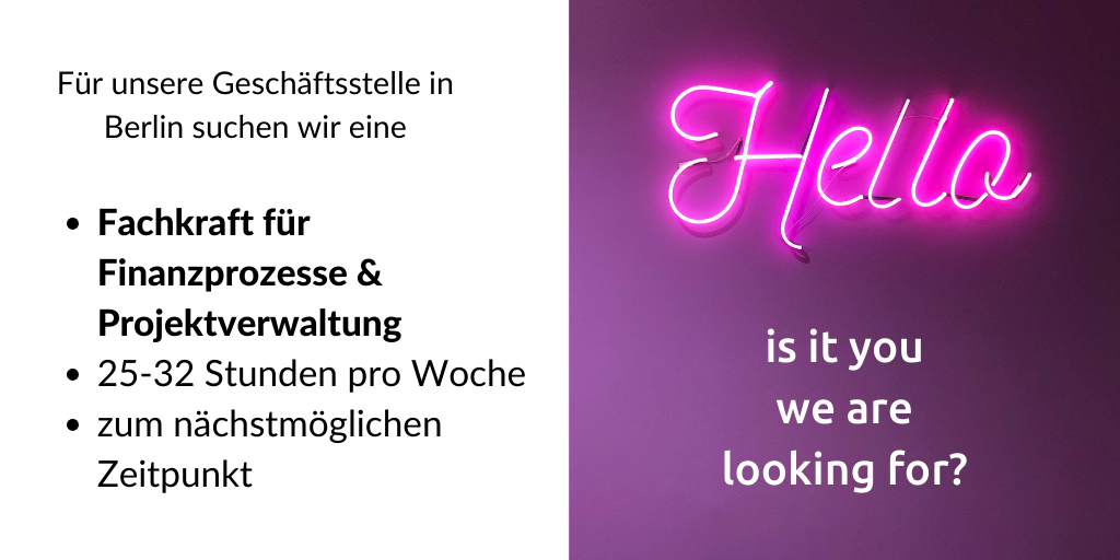 Links der Text: "Für unsere Geschäftsstelle in Berlin suchen wir eine Fachkraft für Finanzprozesse & Projektverwaltung, 25-32 Stunden pro Woche, zum nächstmöglichen Zeitpunkt". Rechts ein Foto in dem in rosa Leuchtschrift "Hello" steht. Darunter der Text: "Is it you we are looking for."